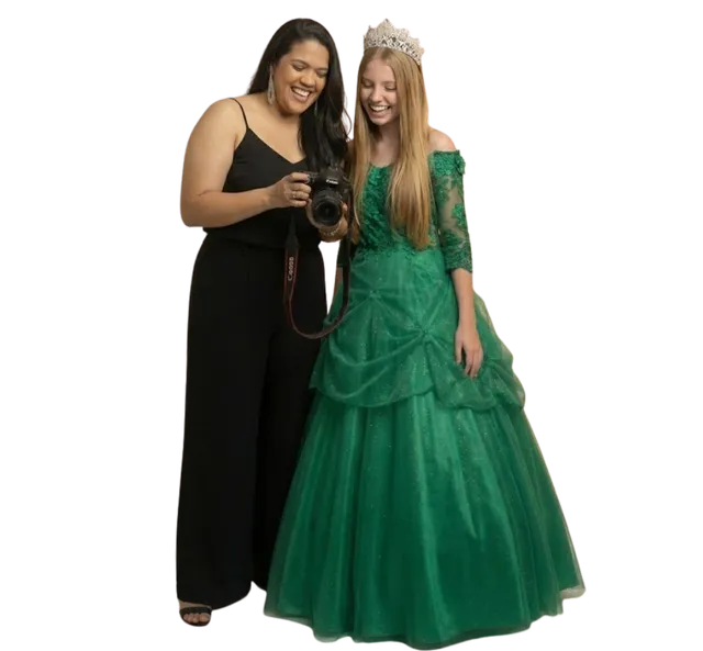 Fotógrafa mostrando foto de ensaio debutante em estúdio